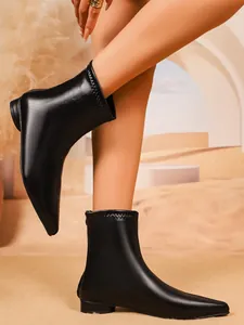 Detaillierte Ansicht eleganter schwarzer Stretch-Stiefeletten für Damen am Modell