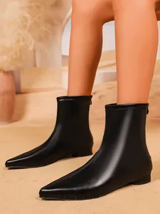 Detailansicht von schwarzen spitzen Stiefeletten mit elastischem Schaft für Damen