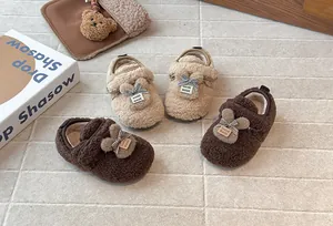 Pantofole in peluche per neonati beige e marroni con adorabili orecchie di coniglio