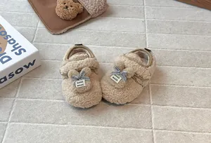Dettaglio scarpe in cotone pelose per neonata con graziose orecchie di coniglio e fiocchi