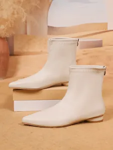 Elegante cremefarbene Stretch-Stiefeletten mit spitzer Zehenpartie und Reißverschluss