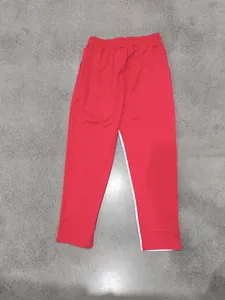 Dettaglio dei pantaloni casual rossi da uomo con striscia bianca e vita elastica.