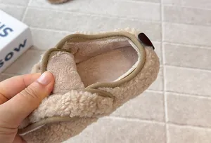 Primo piano del morbido interno in peluche e della texture dei mocassini invernali.
