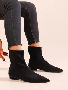 Nahaufnahme von schwarzen Damen-Stiefeletten aus Wildlederimitat mit Stretch-Anteil