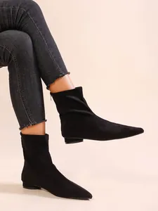 Nahaufnahme eleganter schwarzer elastischer Stiefeletten mit spitzer Zehenpartie