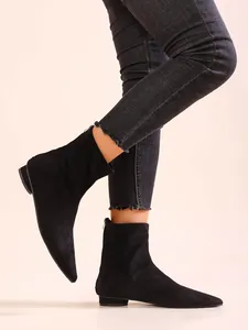Detailansicht eleganter schwarzer Stretch-Wildlederstiefel mit schmaler, spitzer Zehenpartie