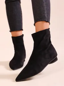 Nahaufnahme von schwarzen Stretch-Stiefeletten aus Wildleder mit spitzer Zehenpartie