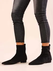 Detailansicht von stylischen schwarzen spitzen Stretch-Stiefeletten für Damenmode.