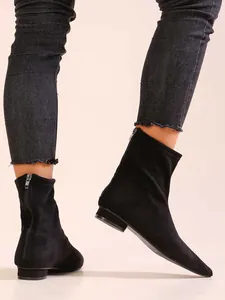 Detailansicht der schwarzen Damen-Stiefeletten aus Wildleder mit hinterem Reißverschluss