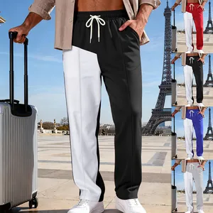 Vista dettagliata dei pantaloni casual dritti color block uomo in un contesto di viaggio