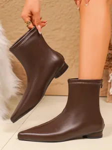 Edle braune Lederstiefeletten mit Stretch-Schaft, spitzer Kappe und flachem Absatz
