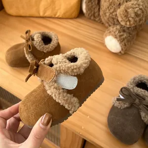 Primer plano de zapatos cálidos para niños tipo Birkenstock con forro de felpa y lazo