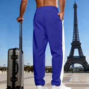 Dettaglio vista posteriore dei pantaloni sportivi color-block blu e bianchi da uomo