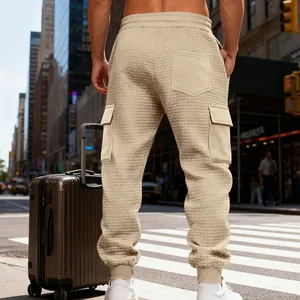 Dettaglio di pantaloni cargo da uomo in jacquard pesante in un contesto urbano
