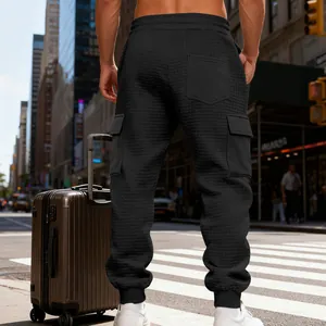 Dettaglio del pantalone cargo in jacquard pesante da uomo con tasche eleganti.