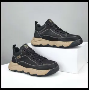 Vue détaillée de baskets en cuir noir pour hommes avec semelles épaisses sur un socle.