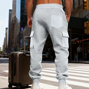 Vista posteriore di pantaloni cargo da uomo in pesante tessuto jacquard grigio