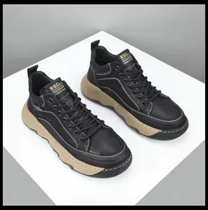 Vue de dessus de baskets en cuir noir avec d'épaisses semelles bicolores et surpiqûres