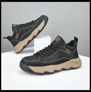 Vue détaillée de baskets en cuir véritable pour hommes avec semelles épaisses beiges