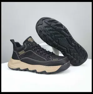 Détail de chaussure en cuir noir pour homme avec semelle beige ondulée et couture blanche.
