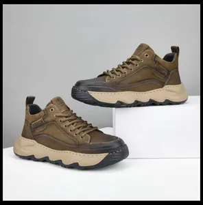 Vue détaillée de baskets à semelles compensées en cuir marron sur un support d'exposition blanc