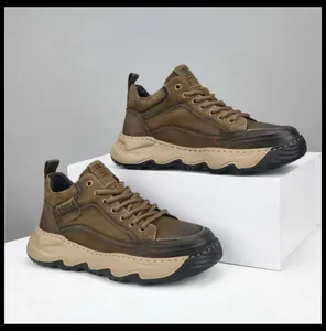 Vue détaillée de chaussures décontractées en cuir marron pour hommes à semelle beige