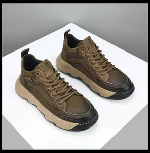 Vue détaillée de baskets en cuir marron à semelles épaisses avec une finition vintage.