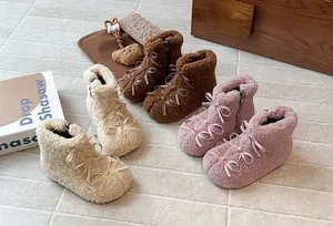 Dettagli degli stivaletti invernali in peluche per bambine con fiocchi colorati