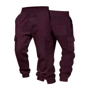 Dettaglio fronte e retro dei pantaloni cargo da uomo in jacquard pesante bordeaux