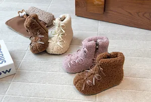 Dettaglio di stivaletti di peluche per bambini con fiocchi decorativi in quattro varianti.