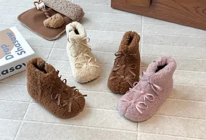 Vista dettagliata degli stivali Lolita in peluche per bambini in quattro colori con fiocchi