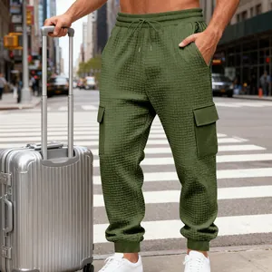 Dettaglio dei pantaloni cargo verdi in maglia a nido d'ape con tasche