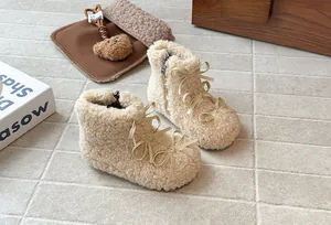 Dettaglio della morbida trama in peluche e dei fiocchi degli stivaletti invernali Lolita per bambine