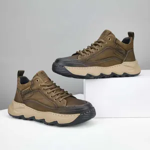 Baskets élégantes pour hommes en cuir marron avec semelles compensées et lacets robustes