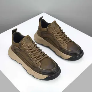 Baskets décontractées en cuir marron pour hommes avec semelles épaisses en caoutchouc