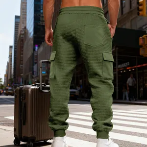 Vista posteriore dei pantaloni cargo verde oliva da uomo con pesante trama jacquard a nido d'ape