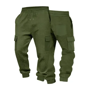 Vista dei dettagli del tessuto a nido d'ape verde oliva e tasche cargo dei pantaloni