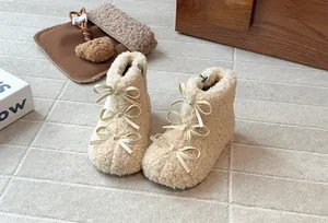 Vista dettagliata di stivali invernali per bambini in peluche con tre fiocchi decorativi