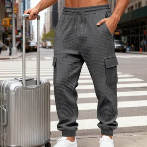 Pantaloni cargo grigi testurizzati uomo con coulisse in vita e polsini elastici alle caviglie