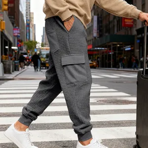 Dettaglio ravvicinato dei pantaloni cargo da uomo in jacquard grigio testurizzato
