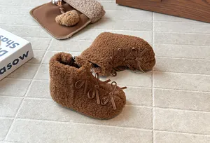 Comodi stivaletti di peluche marroni per bambine con fiocchi e fodera calda.