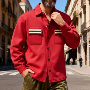 Vue détaillée d'une veste cargo rouge rétro pour homme avec rabats de poche rayés et boutons noirs