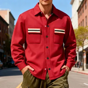Gros plan sur la veste de travail vintage rouge avec poches à rayures contrastées