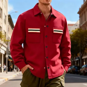 Détail d'une veste de travail rétro rouge pour homme avec poches à rabat rayées