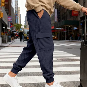 Vista dettagliata dei pantaloni cargo da uomo blu navy in tessuto a nido d'ape