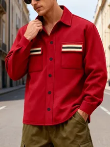 Vue avant de veste de travail rouge rétro pour homme avec poches à rayures contrastées