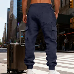 Pantaloni cargo in jacquard blu scuro pesanti da uomo in un elegante contesto urbano