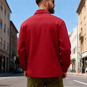Vue arrière d'une veste polaire rouge pour homme de style rétro américain en ville