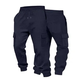 Vista dettagliata anteriore e posteriore dei pantaloni cargo da uomo in maglia waffle