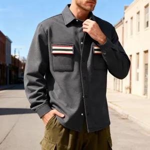 Détail d'une veste rétro pour homme grise avec poches à rayures contrastées